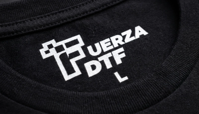 Detalle branding de cuello streetwear impreso por Fuerza DTF