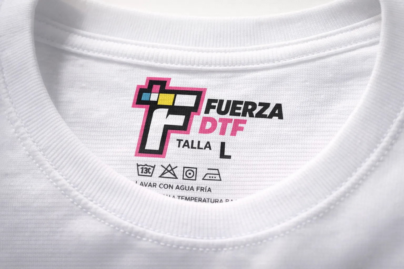 Ejemplo de etiquetas de cuello personalizadas con DTF en polos JHK